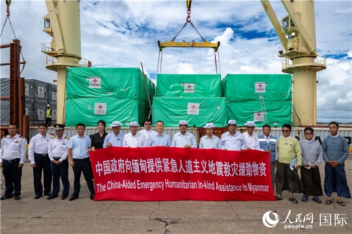 5月25日，中國(guó)駐緬甸大使館參贊歐陽(yáng)道冰、仰光省首席部長(zhǎng)梭登及緬有關(guān)部門(mén)官員出席援緬第十五批緊急人道主義地震救災(zāi)物資交接儀式。人民網(wǎng)記者謝佳君攝