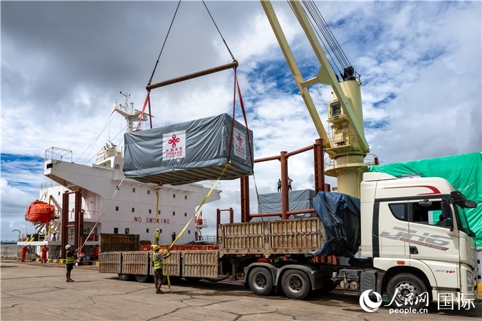 5月25日，當(dāng)?shù)毓と嗽诟劭趶呢涊喩闲遁d援緬第十五批緊急人道主義地震救災(zāi)物資。人民網(wǎng)記者謝佳君攝