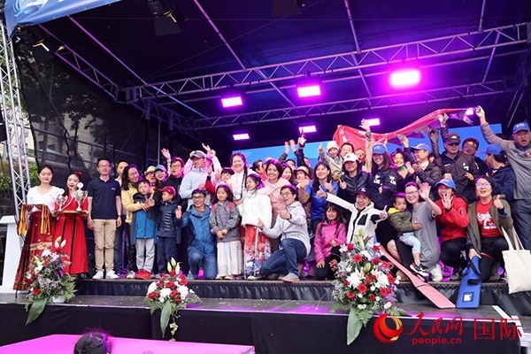 獲獎選手們上臺領(lǐng)獎并合影留念。人民網(wǎng)記者 劉仲華攝