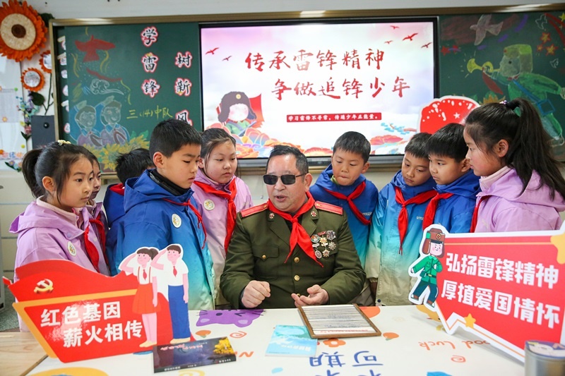2025年3月3日，江蘇南通如皋市安定小學(xué)里，傷殘軍人許波銀在思政小課堂上向?qū)W生講述雷鋒故事。
