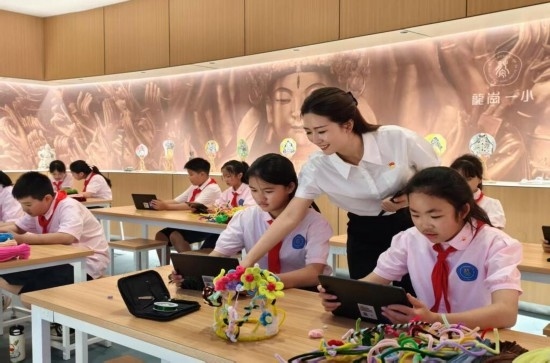 龍崗一小學生正在學習“發(fā)現(xiàn)石刻之美”華蔓花冠課程。