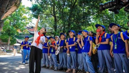 石刻小導游稅明潔為西藏小朋友志愿解說。