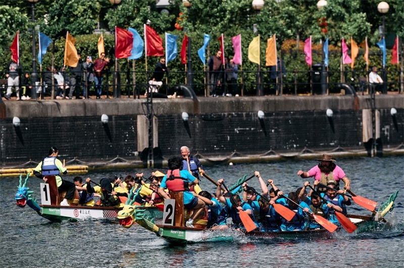 中英雙方的參賽隊伍參與龍舟競渡。楊浩鵬攝