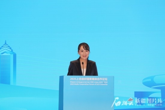 5月23日，在2025上合組織國家媒體合作論壇青年文化交流營活動中，人民日報社記者阿爾達克·塔巴拉克發(fā)言。石榴云/新疆日報記者 李雄心攝