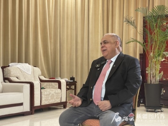 上合組織副秘書長索海爾·汗在專訪中。石榴云/新疆日報記者 劉翔攝