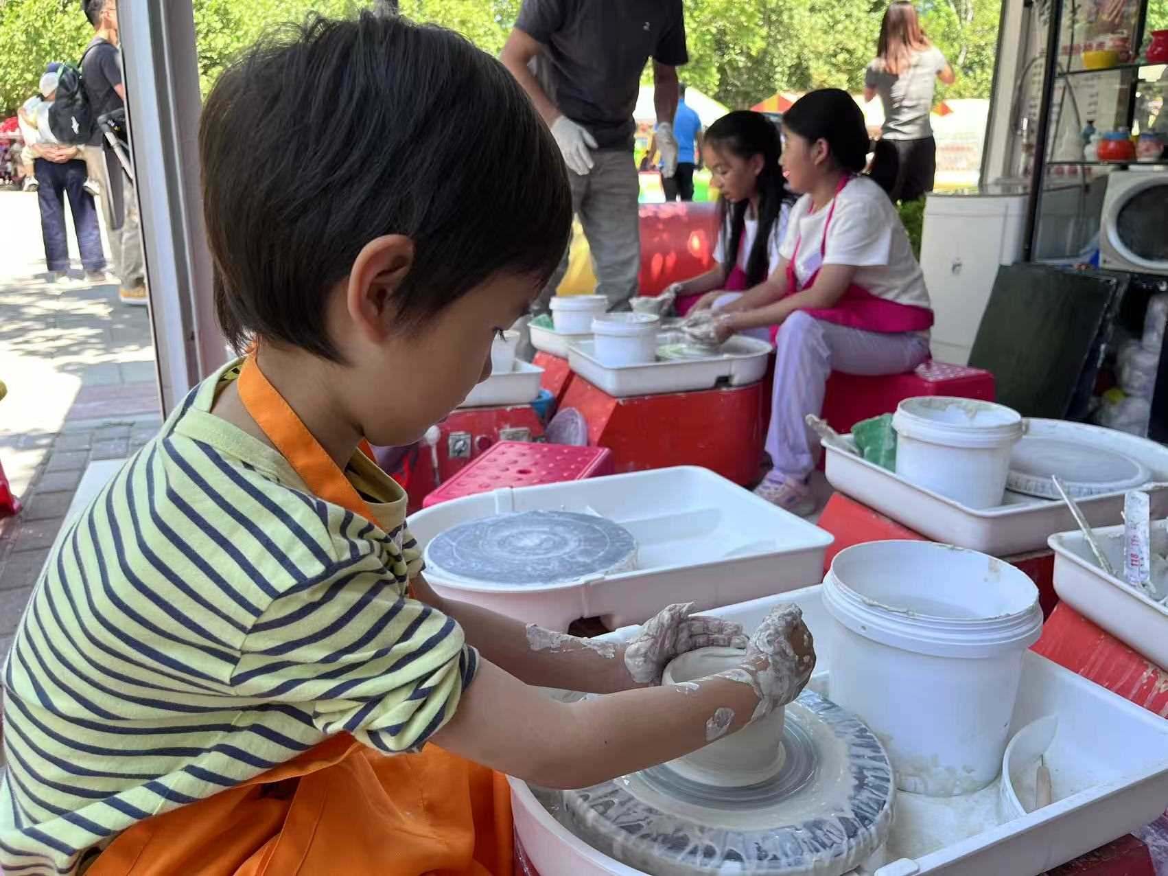 “小”游客在體驗(yàn)陶藝制作。人民網(wǎng)記者 李楠樺攝