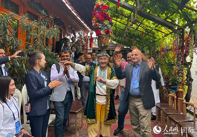 5月24日，外國媒體人在伊寧市喀贊其民俗旅游區(qū)參觀體驗。 人民網(wǎng)記者 翟轉(zhuǎn)麗攝