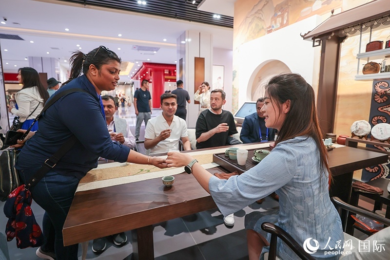 5月25日，外國媒體人在霍爾果斯國際邊境合作中心中國文化館參觀。人民網(wǎng)記者 張武軍攝