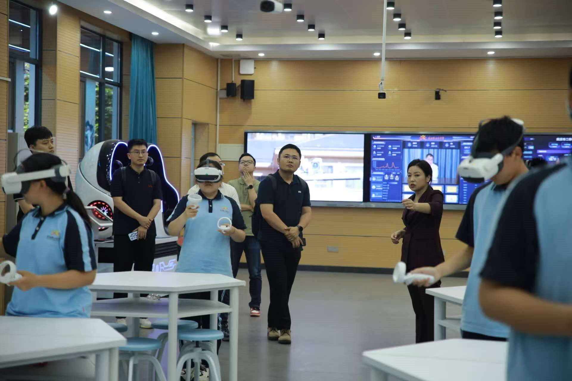 二橋中學(xué)學(xué)生在應(yīng)用VR設(shè)備學(xué)習(xí)。主辦方供圖