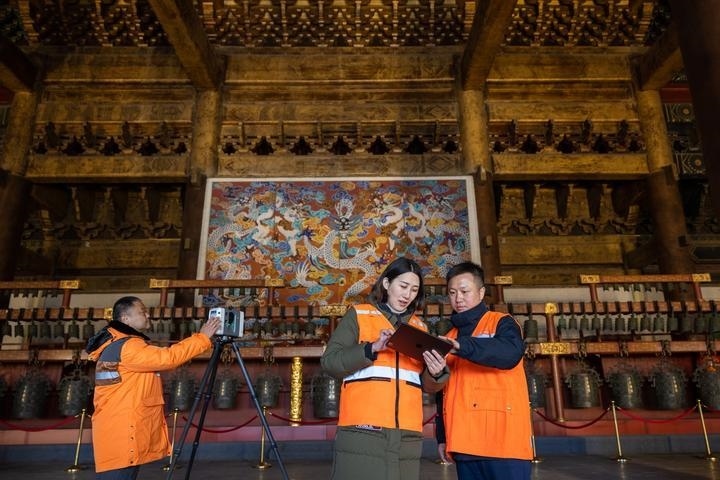 北京市測(cè)繪設(shè)計(jì)研究院團(tuán)隊(duì)在太廟測(cè)繪（2023年2月19日攝）。2020年9月起，北京市測(cè)繪設(shè)計(jì)研究院的技術(shù)團(tuán)隊(duì)開展了北京中軸線遺產(chǎn)點(diǎn)實(shí)地測(cè)繪，從文物保護(hù)、環(huán)境整治、文物騰退等方面為北京中軸線申遺提供空間數(shù)據(jù)底板。