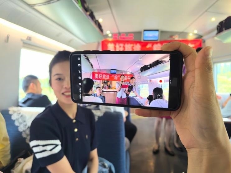 在活動中，旅客紛紛舉起手機拍攝。顏笑攝