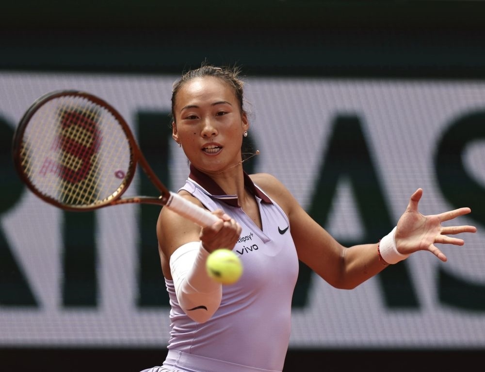 6月1日，鄭欽文在比賽中回球。新華社記者 李京 攝