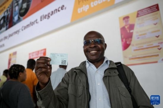 5月31日，在蒙內(nèi)鐵路內(nèi)羅畢站，一名前往蒙巴薩的乘客展示車票。新華社記者 楊光 攝