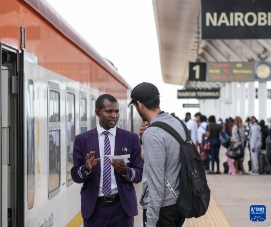 5月31日，在蒙內(nèi)鐵路內(nèi)羅畢站，乘務員為乘客檢票。新華社記者 李亞輝 攝