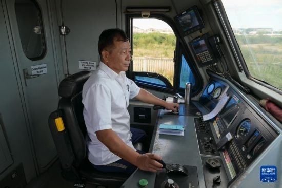 5月31日，在蒙內(nèi)鐵路內(nèi)羅畢站，機車駕駛員蔣立平在即將開往蒙巴薩的E2次列車上進行準備工作。新華社記者 楊光 攝