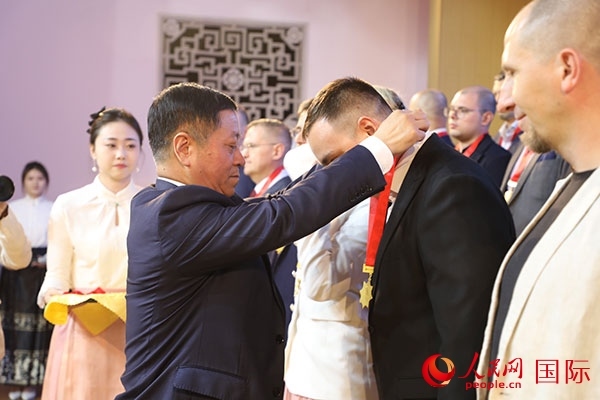 中國駐俄羅斯大使張漢暉為獲獎者頒獎。人民網記者 肖新新攝