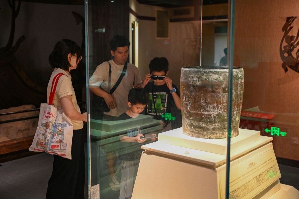 △2025年5月18日，游客在廣東廣州南越王博物院（王墓展區(qū)）體驗AR眼鏡智慧導覽服務。