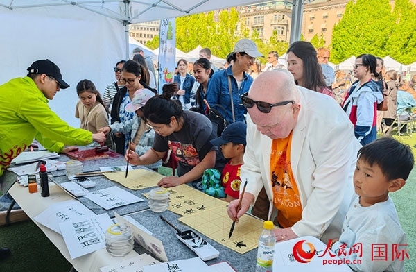 書法體驗。人民網(wǎng)記者 殷淼攝