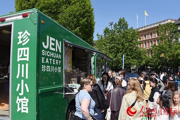 中國美食攤。人民網(wǎng)記者 殷淼攝