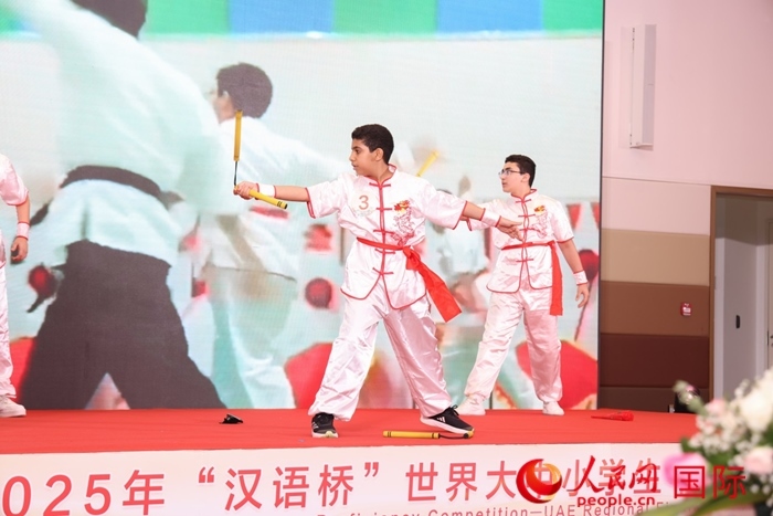 雙節(jié)棍表演。人民網(wǎng)記者任皓宇攝