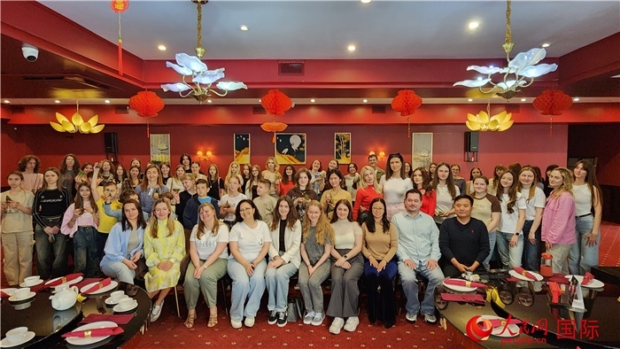 “慶端午學(xué)中文”活動全體合照。人民網(wǎng)記者蔡子暢攝