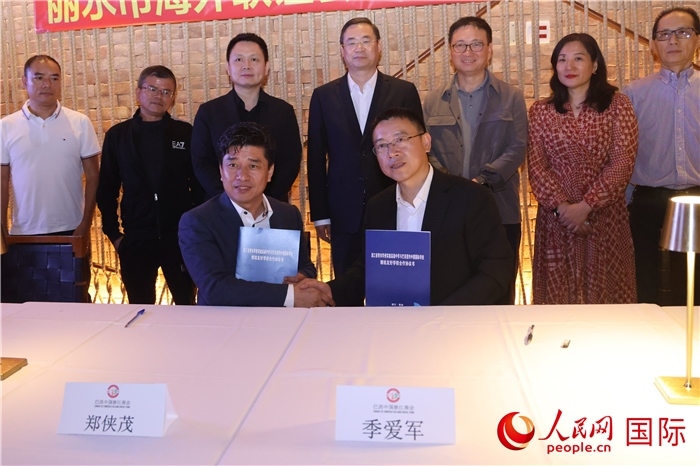 浙江省青田華僑實驗高級中學(xué)與巴西里約中國國際學(xué)校在座談會上締結(jié)為友好學(xué)校，青田縣人民政府僑務(wù)辦公室主任季愛軍和擔(dān)任巴西里約中國國際學(xué)校董事長的鄭俠茂作為代表簽署協(xié)議。 人民網(wǎng)記者 時元皓攝