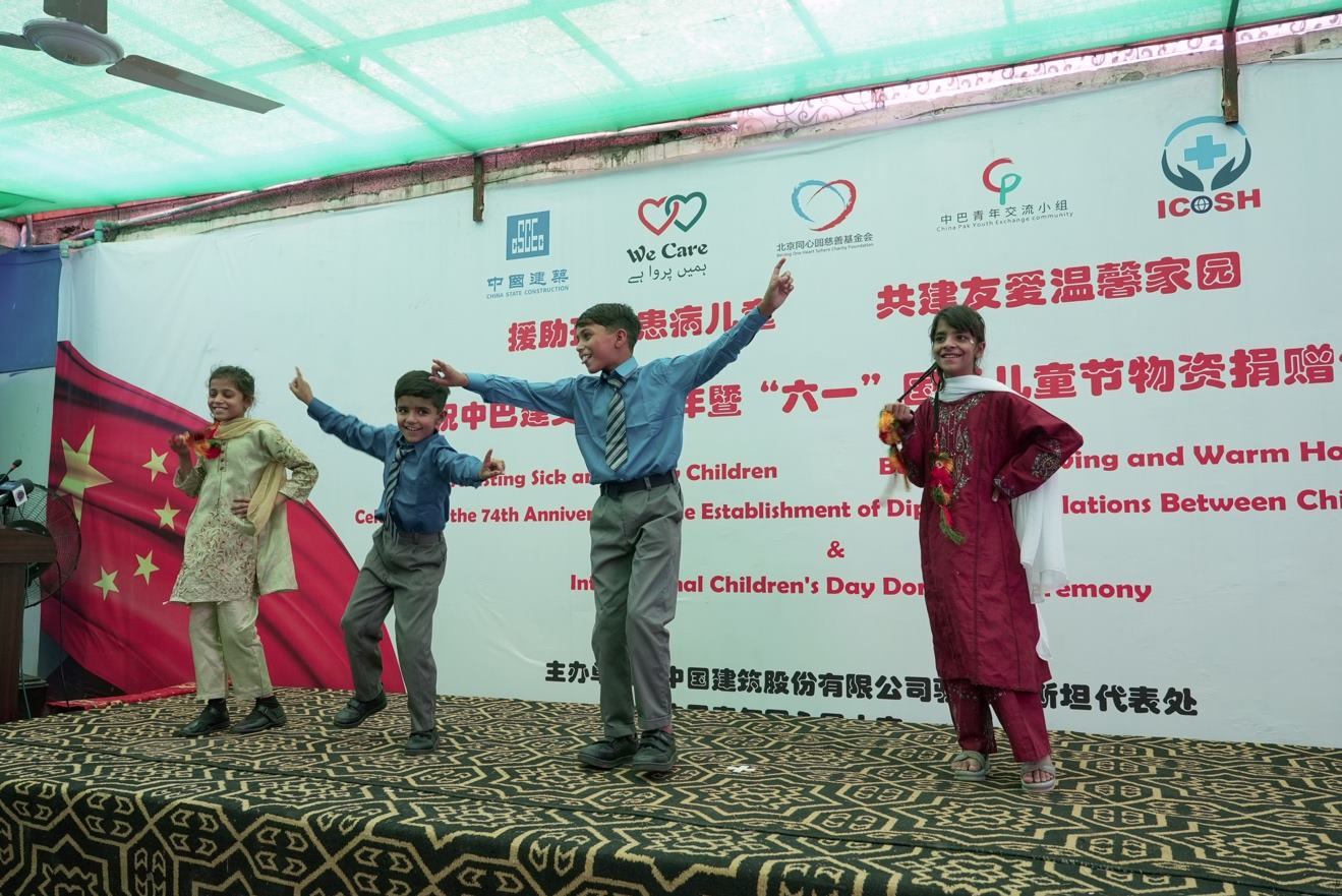 受捐孤兒在活動現(xiàn)場表演自己創(chuàng)作的舞蹈節(jié)目。瓦加斯·阿赫邁德攝