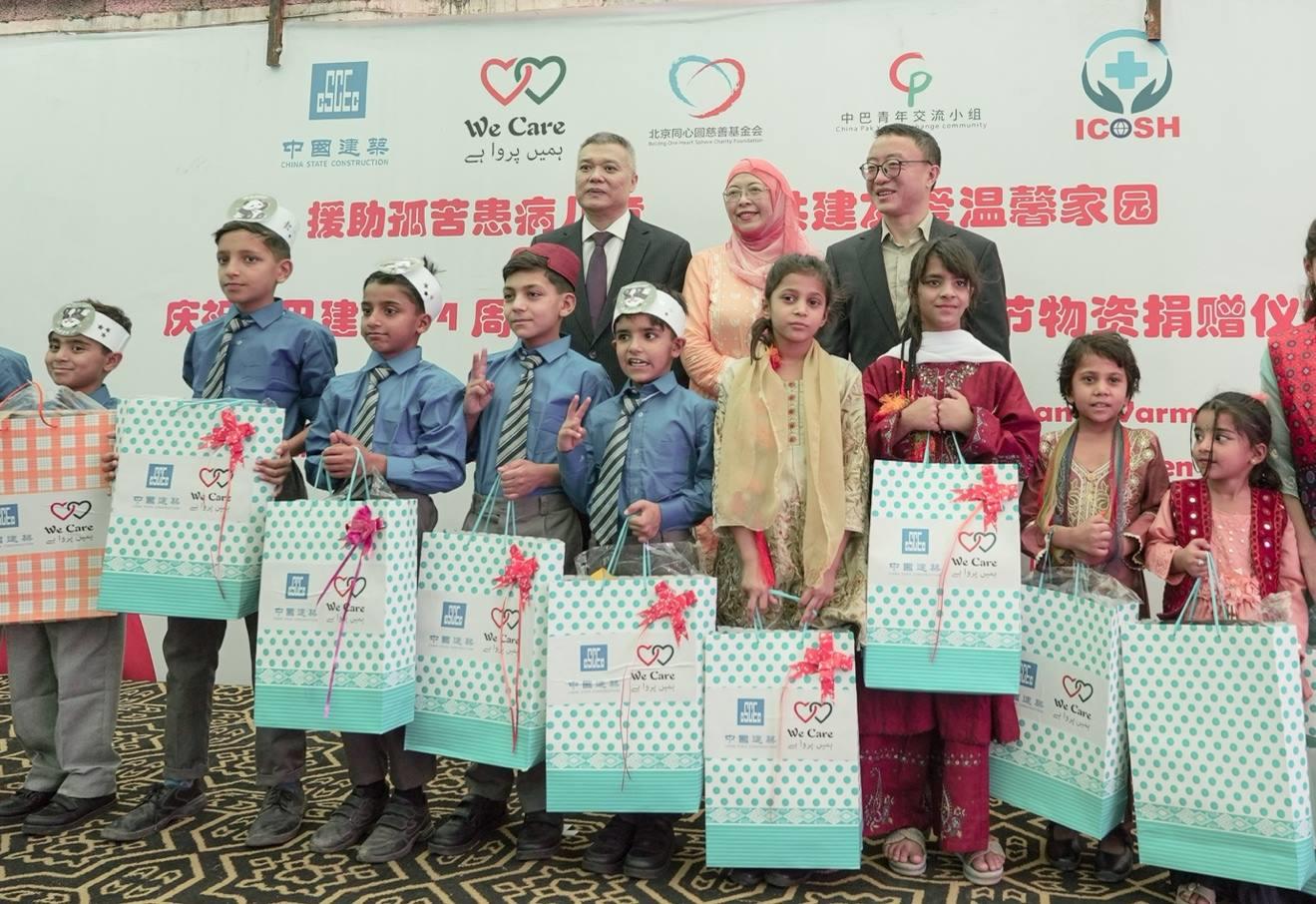 受捐孤兒在儀式上合影留念。瓦加斯·阿赫邁德攝