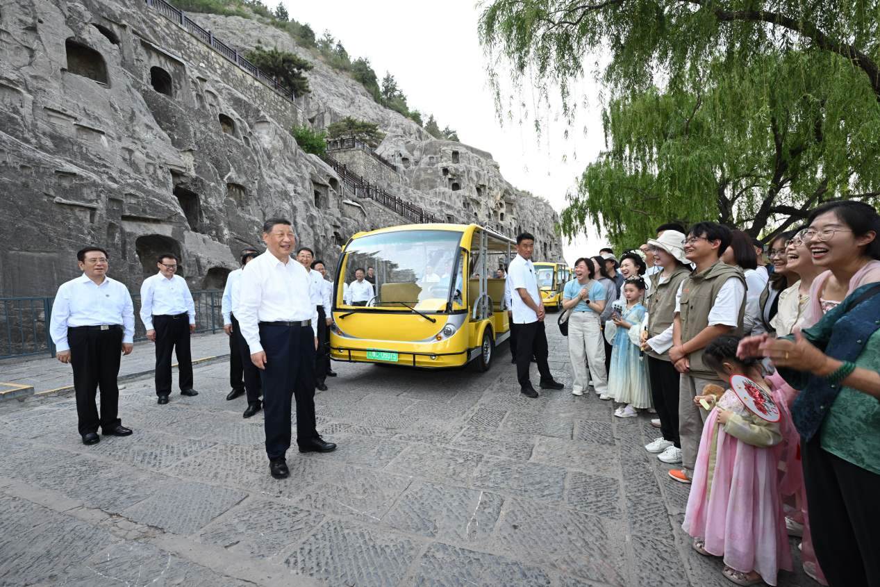 5月19日，習(xí)近平在洛陽龍門石窟考察時(shí)，同游客親切交流。