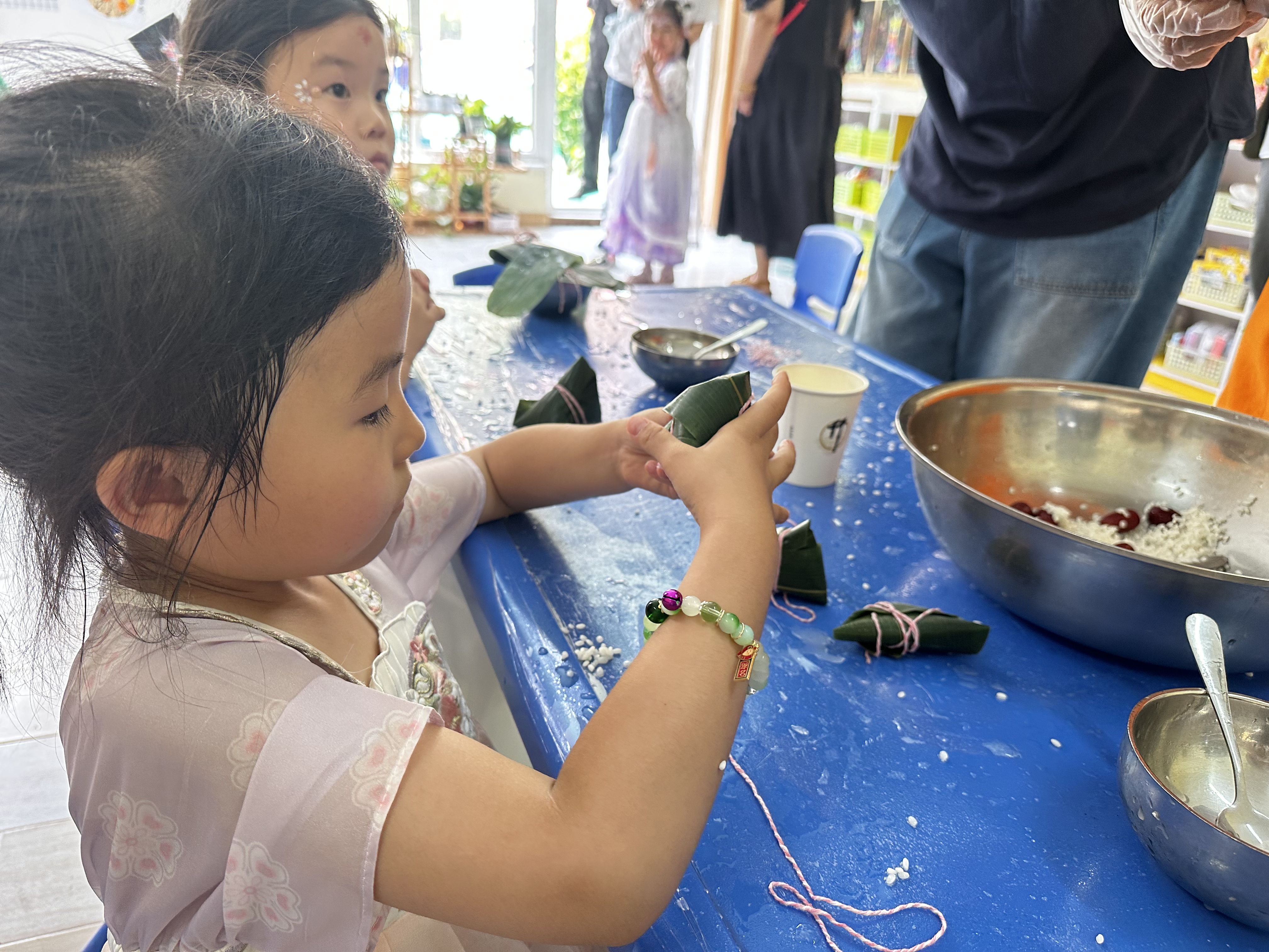 小朋友在體驗(yàn)包粽子。人民網(wǎng)記者 楊虞波羅攝