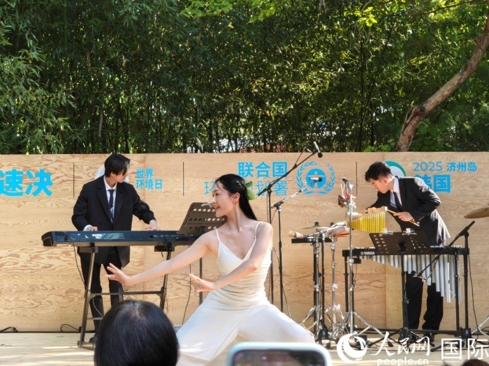 《舞，自然》舞蹈表演。人民網(wǎng)記者 李明攝