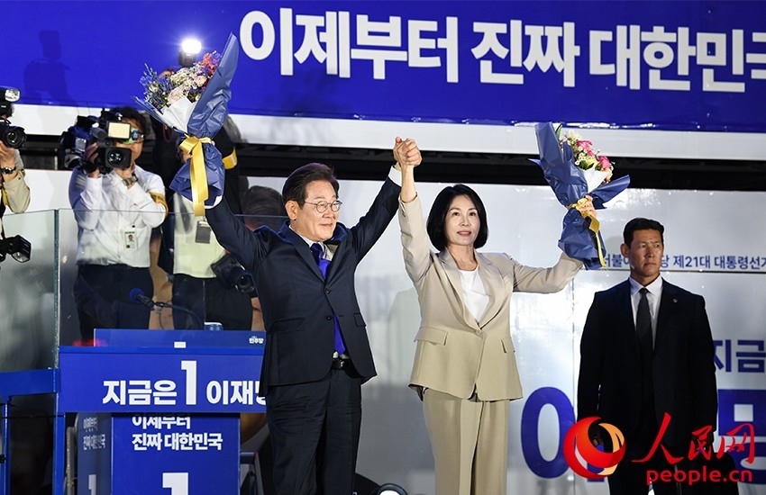 6月4日凌晨，確定當選韓國總統(tǒng)的李在明舉手向歡呼的支持者們致意。 人民網(wǎng) 康炯彬攝