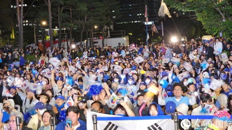 當(dāng)?shù)貢r(shí)間4日凌晨，李在明支持者們聚集在國會(huì)前等待計(jì)票結(jié)果。人民網(wǎng) 柳美鉉攝